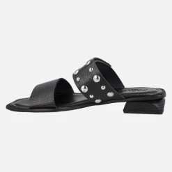 Sandalias negras de piel con tachas y cierre de velcro