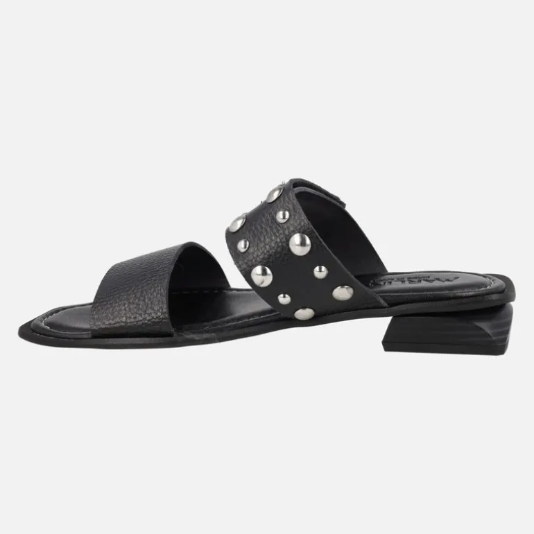 Sandalias negras de piel con tachas y cierre de velcro
