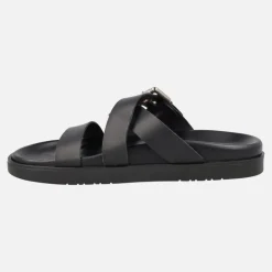 Sandalias negras de piel con tiras anchas y hebilla dorada
