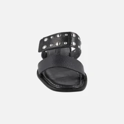 Sandalias negras de piel con tachas y cierre de velcro
