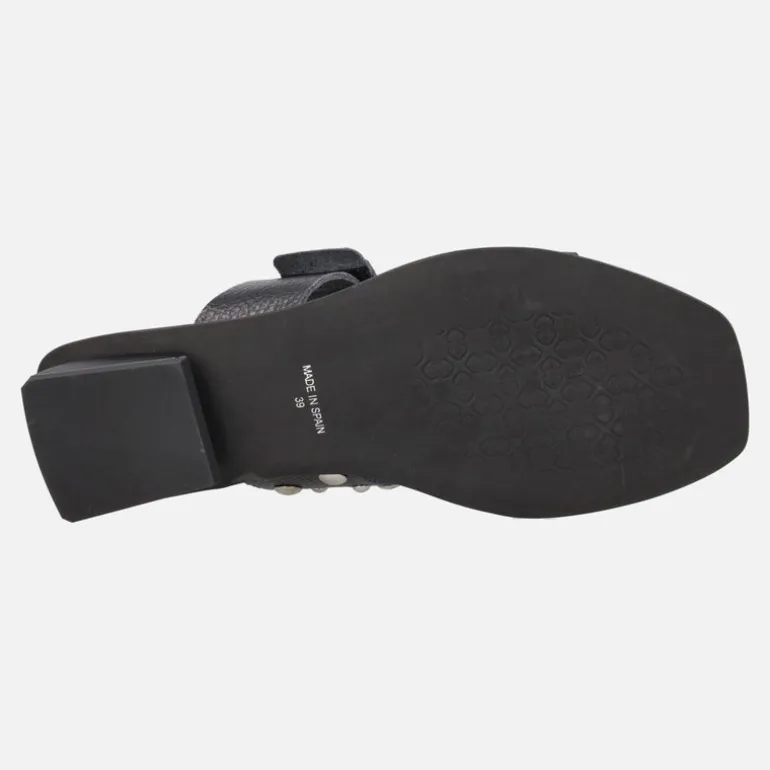 Sandalias negras de piel con tachas y cierre de velcro