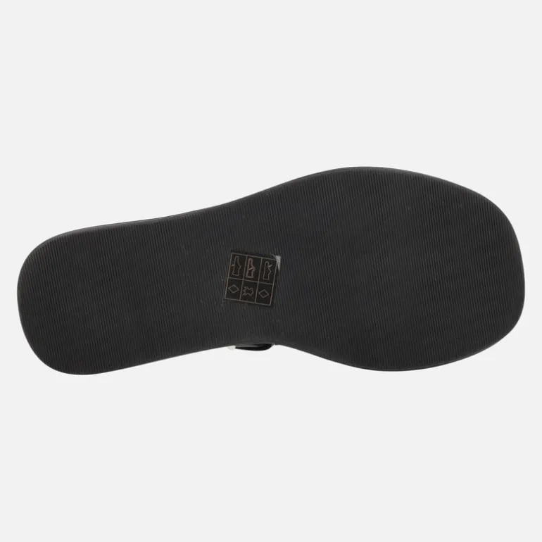 Sandalias negras de piel con tachas metálicas doradas