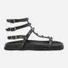 Sandalias negras estilo romanas con triple pulsera al tobillo