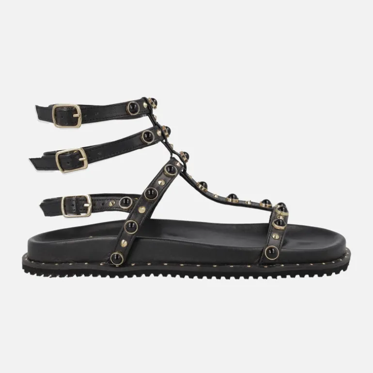 Sandalias negras estilo romanas con triple pulsera al tobillo