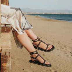Sandalias negras estilo romanas con triple pulsera al tobillo