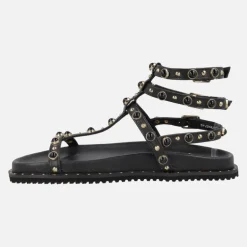 Sandalias negras estilo romanas con triple pulsera al tobillo