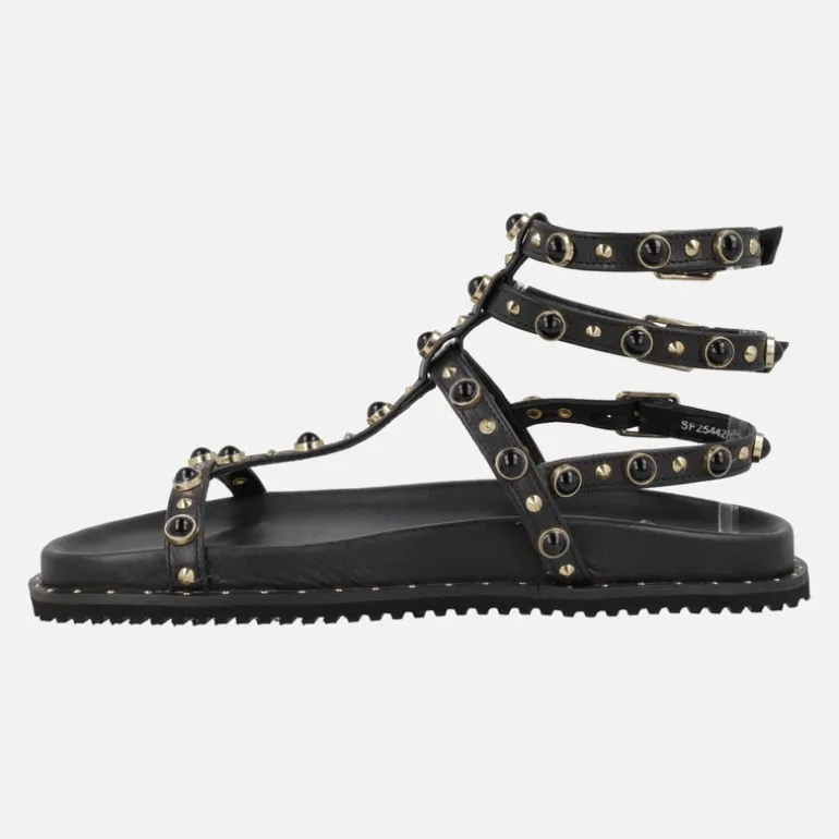 Sandalias negras estilo romanas con triple pulsera al tobillo