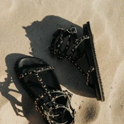 Sandalias negras estilo romanas con triple pulsera al tobillo