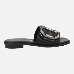 Sandalias negras planas con remaches y maxi hebilla Maria
