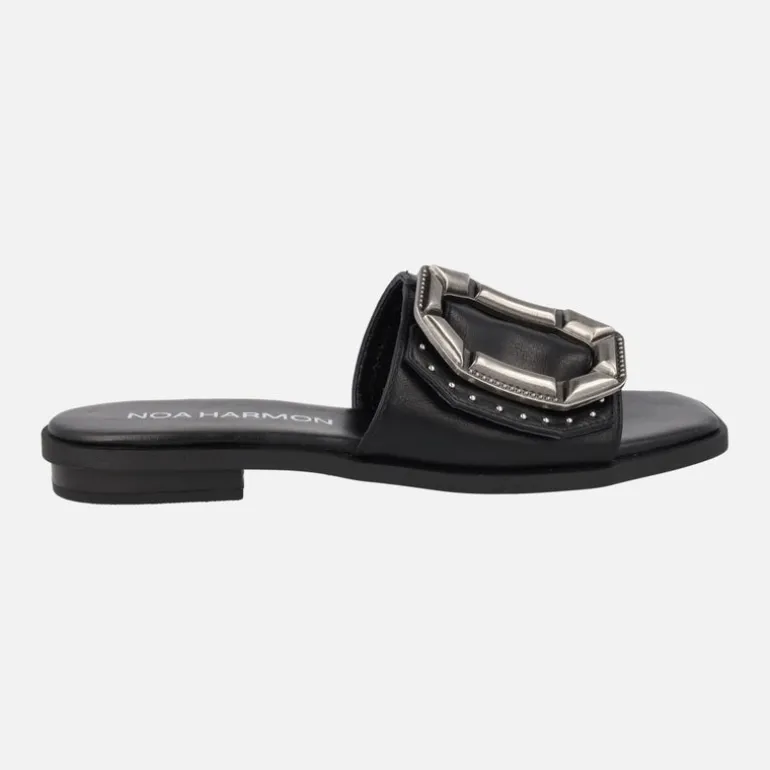 Sandalias negras planas con remaches y maxi hebilla Maria