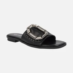 Sandalias negras planas con remaches y maxi hebilla Maria