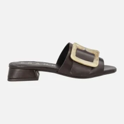 Sandalias pala en marrón oscuro con hebilla nacarada