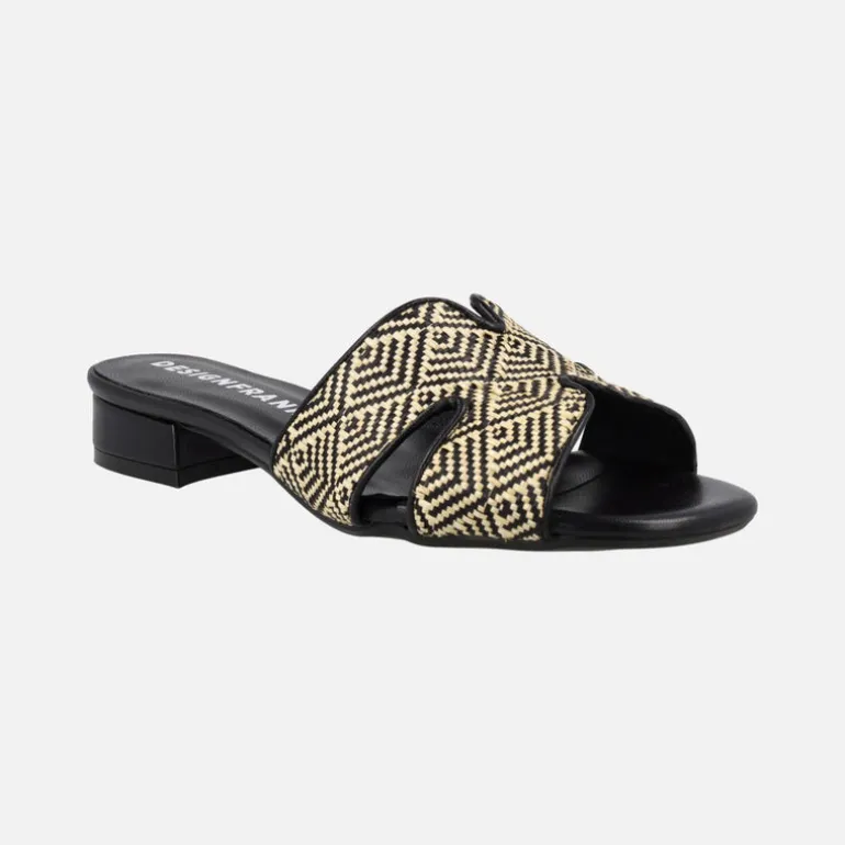 Sandalias pala en rafia beige y negra con tacones bajos