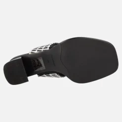 Sandalias para mujer en combinado rafia blanco y negro con adorno de piedra