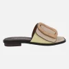 Sandalias planas con maxi hebilla en combinado beige y amarillo