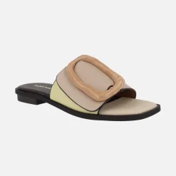 Sandalias planas con maxi hebilla en combinado beige y amarillo