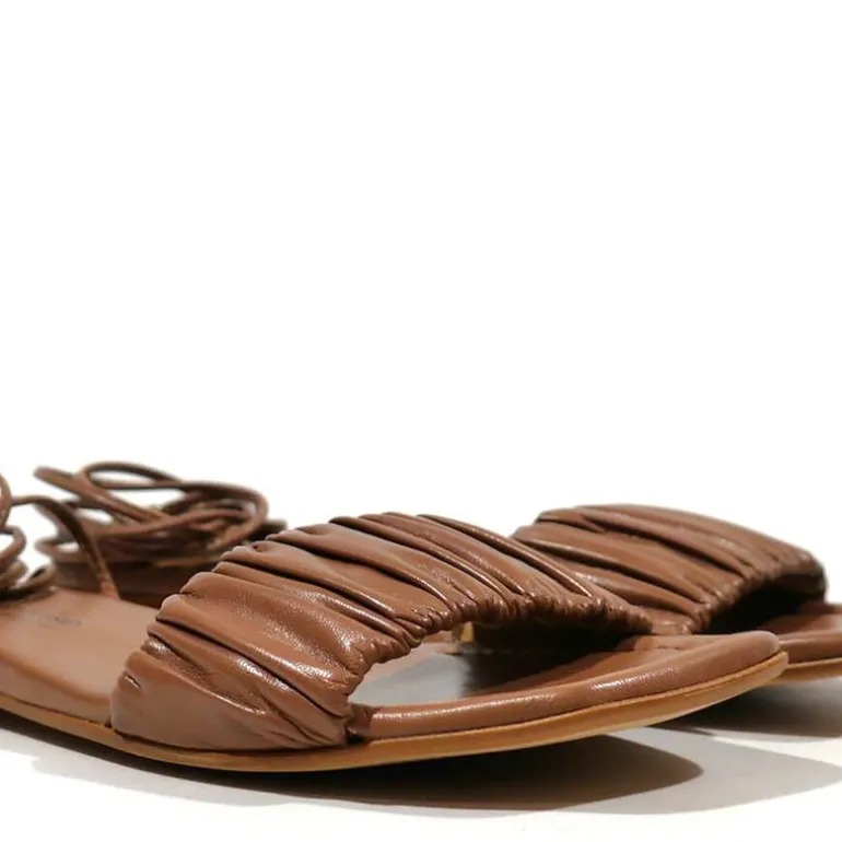 Sandalias planas con pala fruncida y cintas para mujer