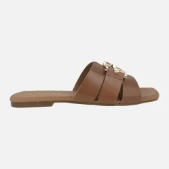Sandalias planas de piel con adorno metálico dorado