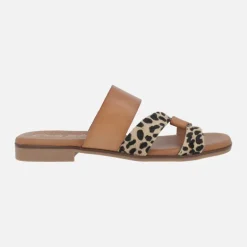 Sandalias planas de piel en camel y animal print leopardo