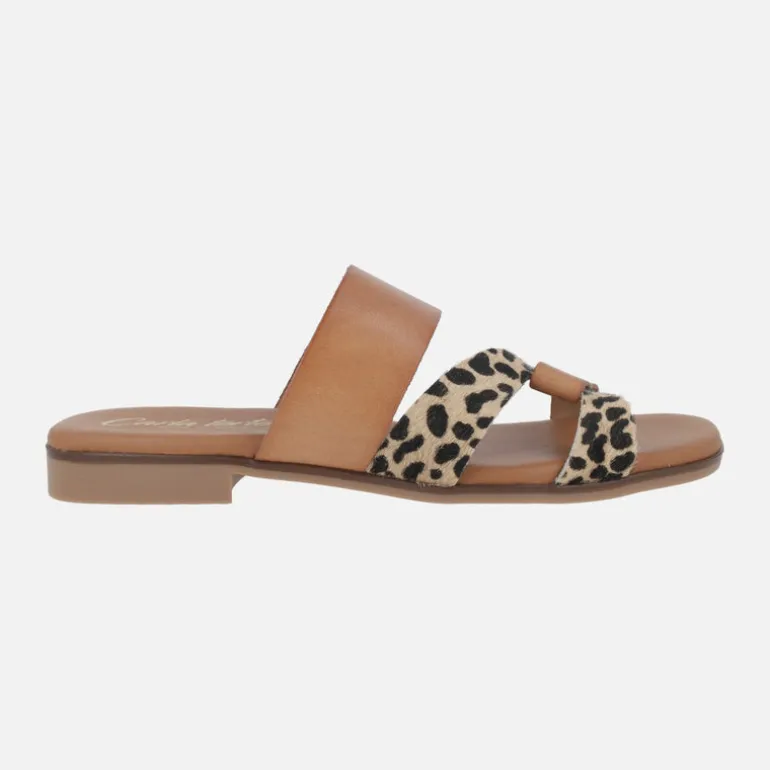 Sandalias planas de piel en camel y animal print leopardo