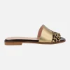 Sandalias planas de piel combinadas con animal print