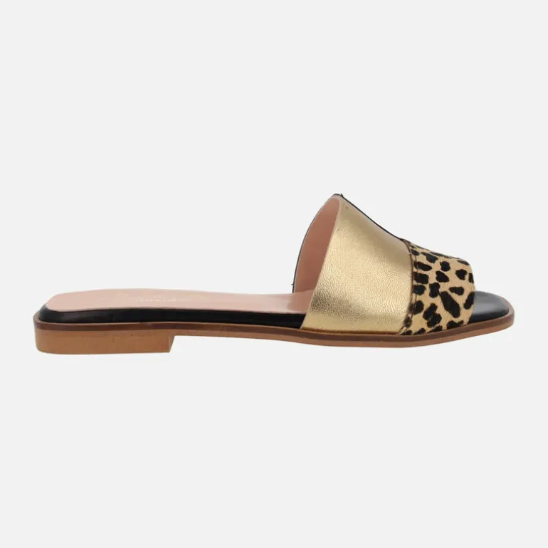 Sandalias planas de piel combinadas con animal print
