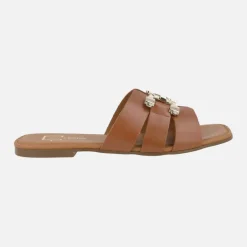 Sandalias planas de piel con adorno dorado