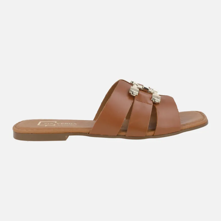 Sandalias planas de piel con adorno dorado