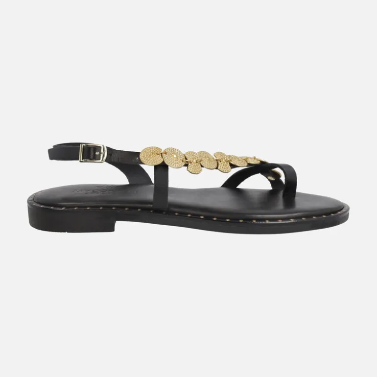 Sandalias planas de piel con adorno de monedas