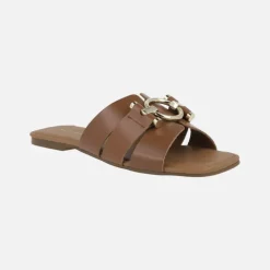Sandalias planas de piel con adorno metálico dorado