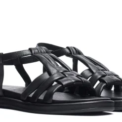Sandalias planas de piel con tiras entrelazadas