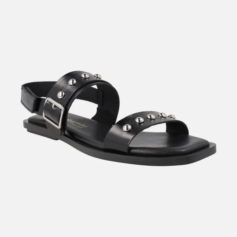 Sandalias planas de piel negra con hebilla y tachas plateadas
