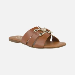 Sandalias planas de piel con adorno dorado
