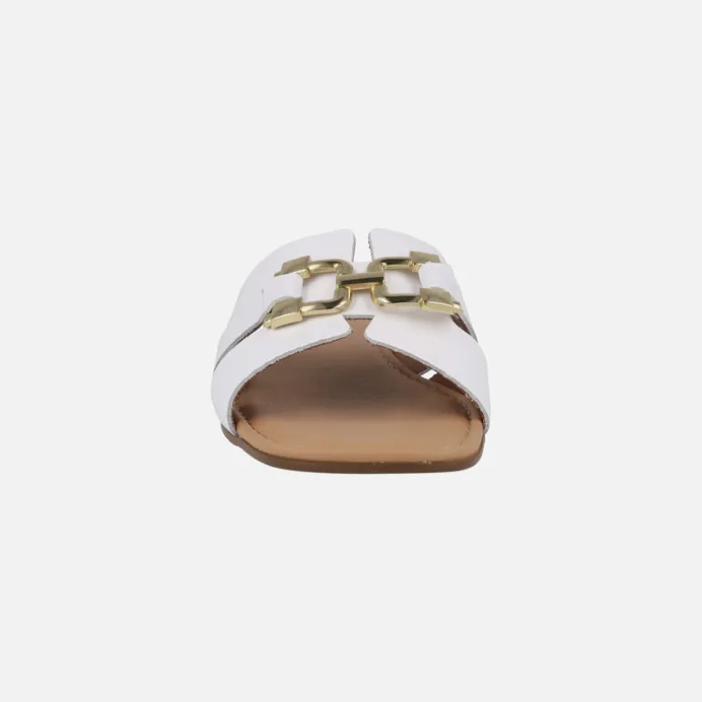 Sandalias planas de piel con adorno dorado