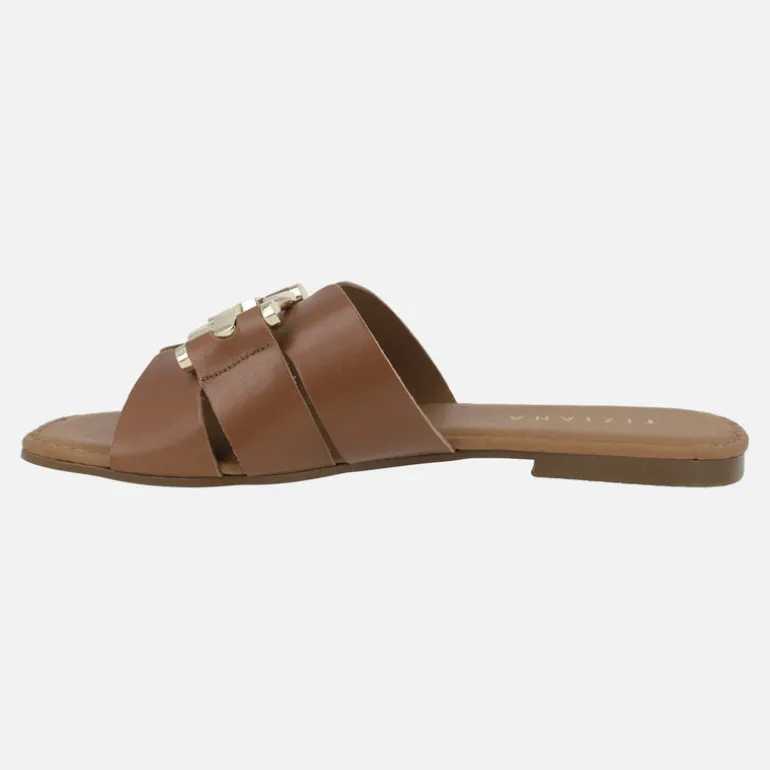 Sandalias planas de piel con adorno metálico dorado