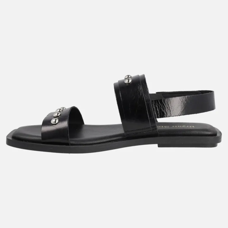 Sandalias planas de piel negra con hebilla y tachas plateadas