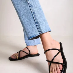 Sandalias planas de piel Katia con pieza dorada para dedo