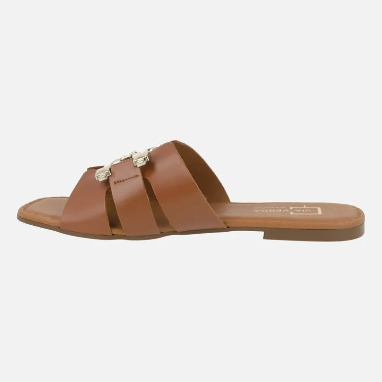 Sandalias planas de piel con adorno dorado