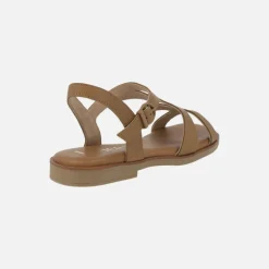 Sandalias planas de piel en camel con cierre de hebilla