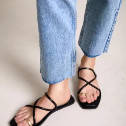 Sandalias planas de piel Katia con pieza dorada para dedo