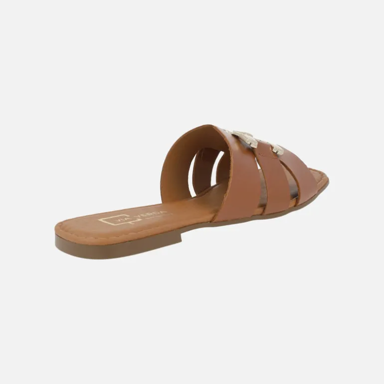 Sandalias planas de piel con adorno dorado