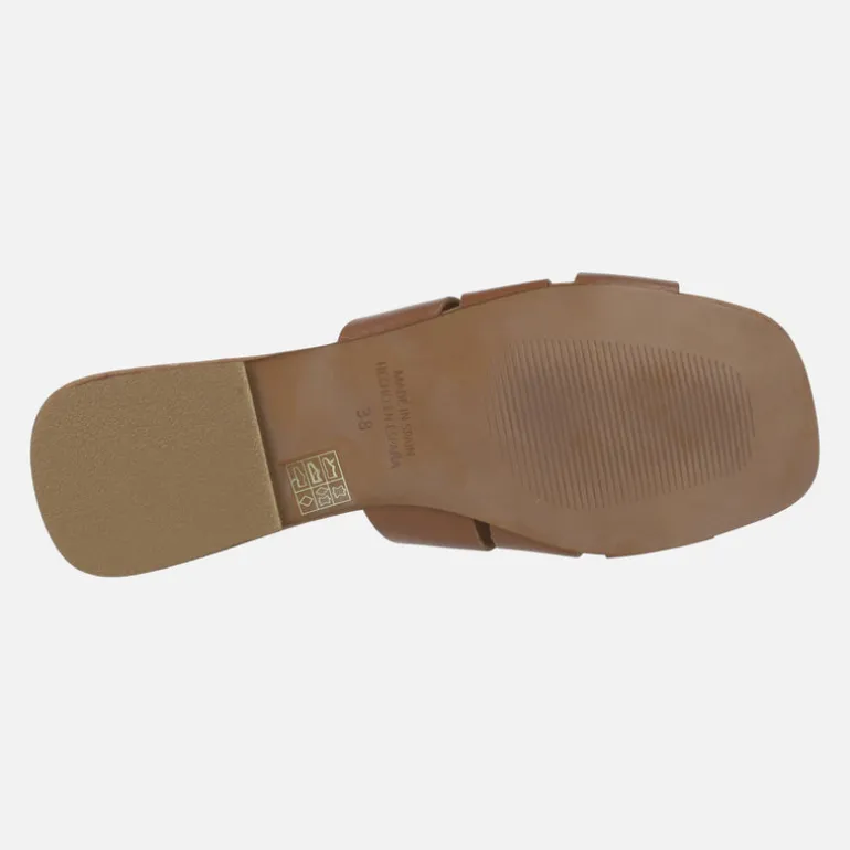 Sandalias planas de piel con adorno metálico dorado