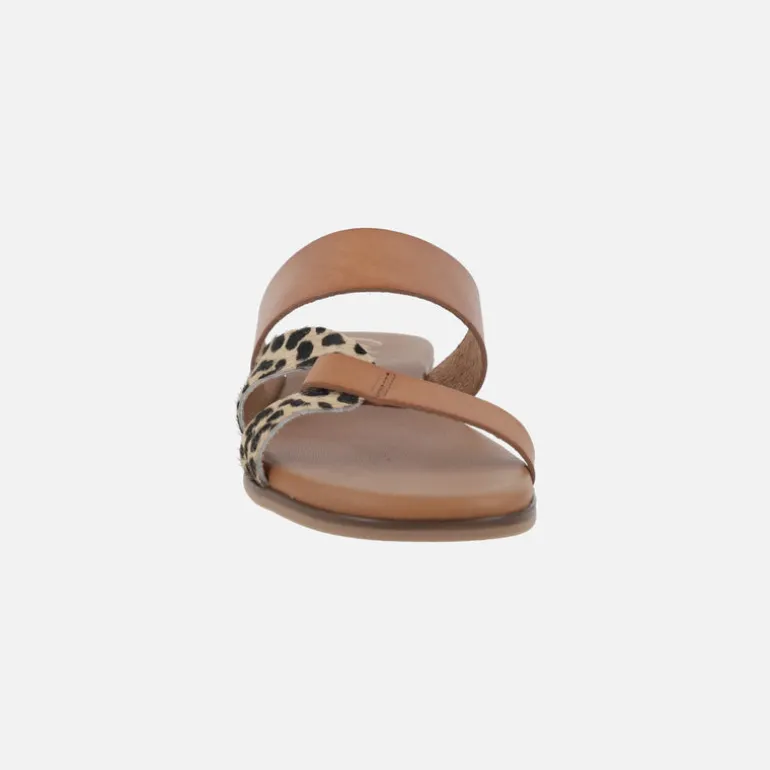 Sandalias planas de piel en camel y animal print leopardo