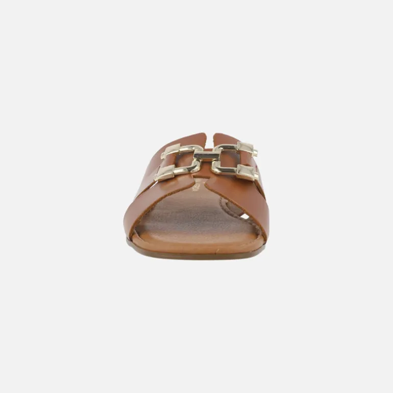 Sandalias planas de piel con adorno dorado