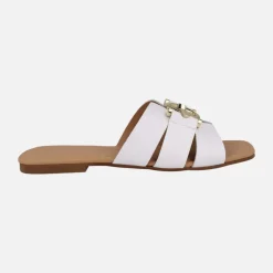 Sandalias planas de piel con adorno metálico dorado
