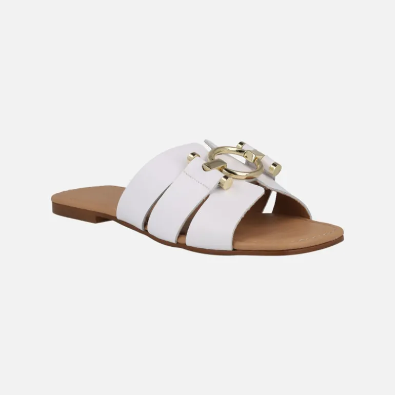 Sandalias planas de piel con adorno metálico dorado