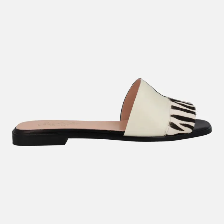 Sandalias planas de piel combinadas con animal print