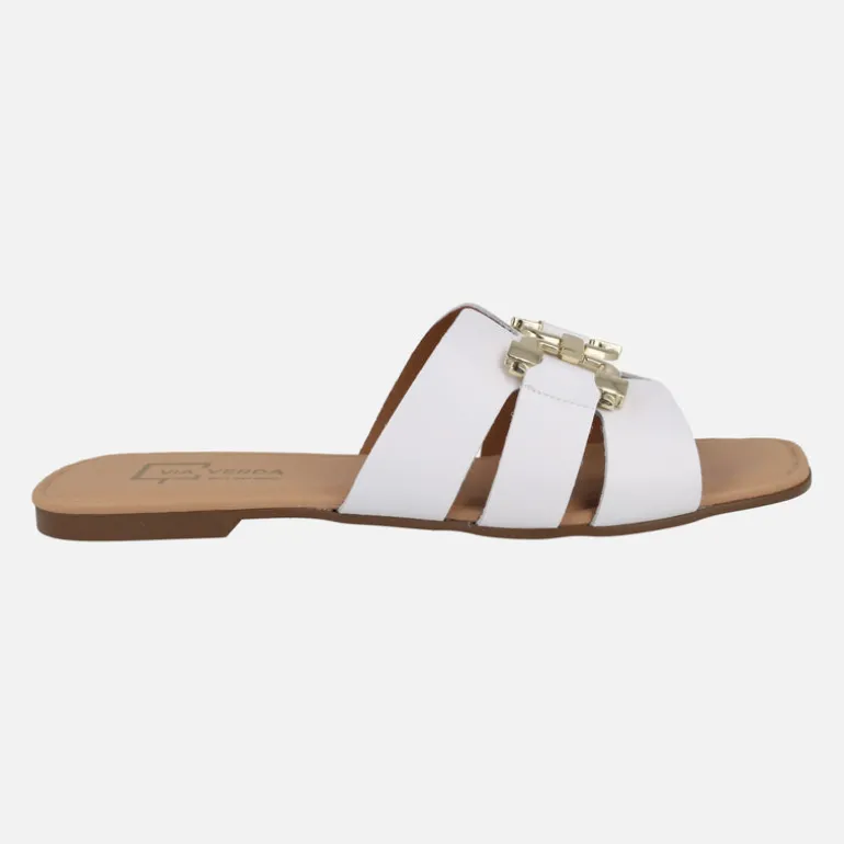 Sandalias planas de piel con adorno dorado