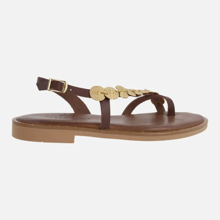 Sandalias planas de piel con adorno de monedas