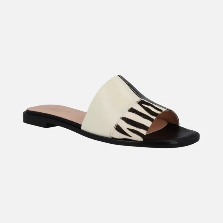 Sandalias planas de piel combinadas con animal print